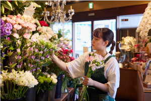 花を渡した瞬間に咲く、お客様の笑顔が嬉しい。/三浦 綺羅来 （第29期卒業）